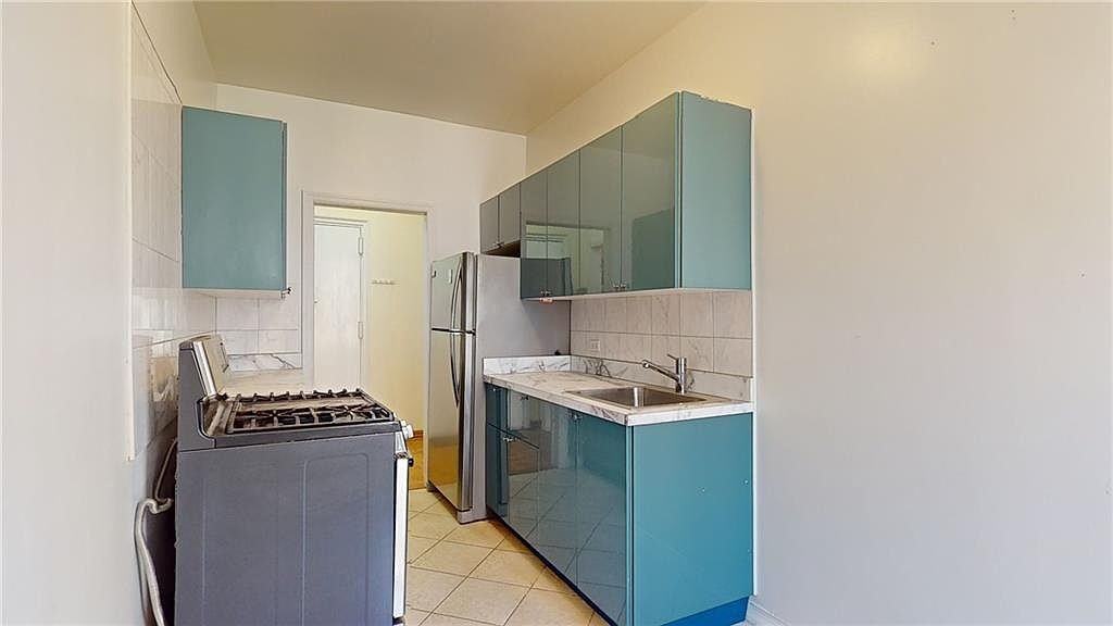 601 Brightwater Ct #4I - Photo 7 of 17