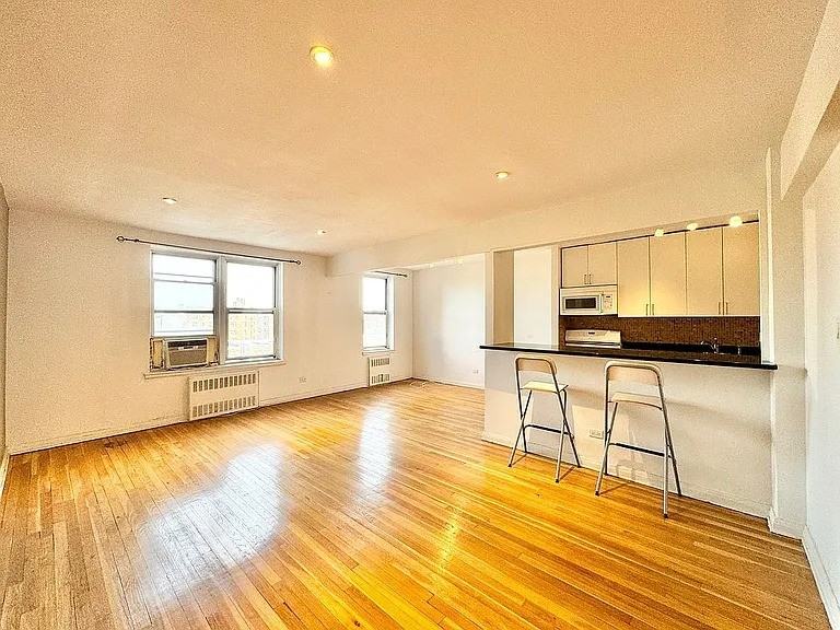 8337 Saint James Ave - Photo 5 of 8