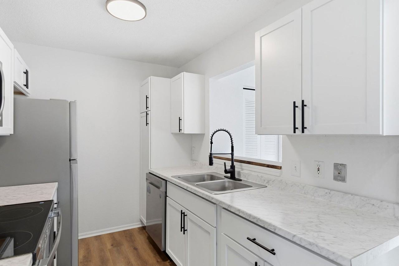 Pickwick Place - Photo 6 of 50