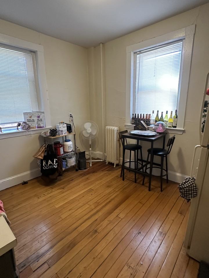 215 Harvard Ave #4 - Photo 5 of 7