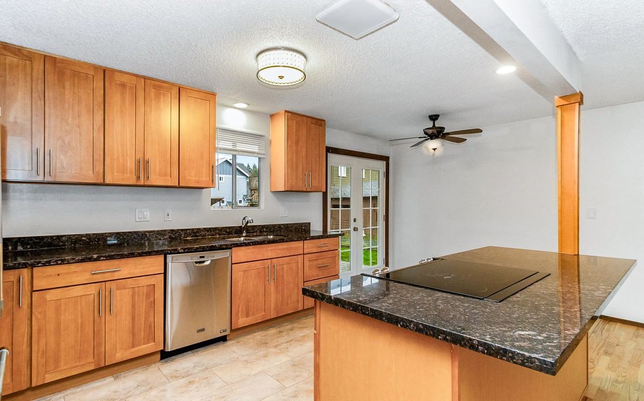 123 Maple Ave - Photo 7 of 10