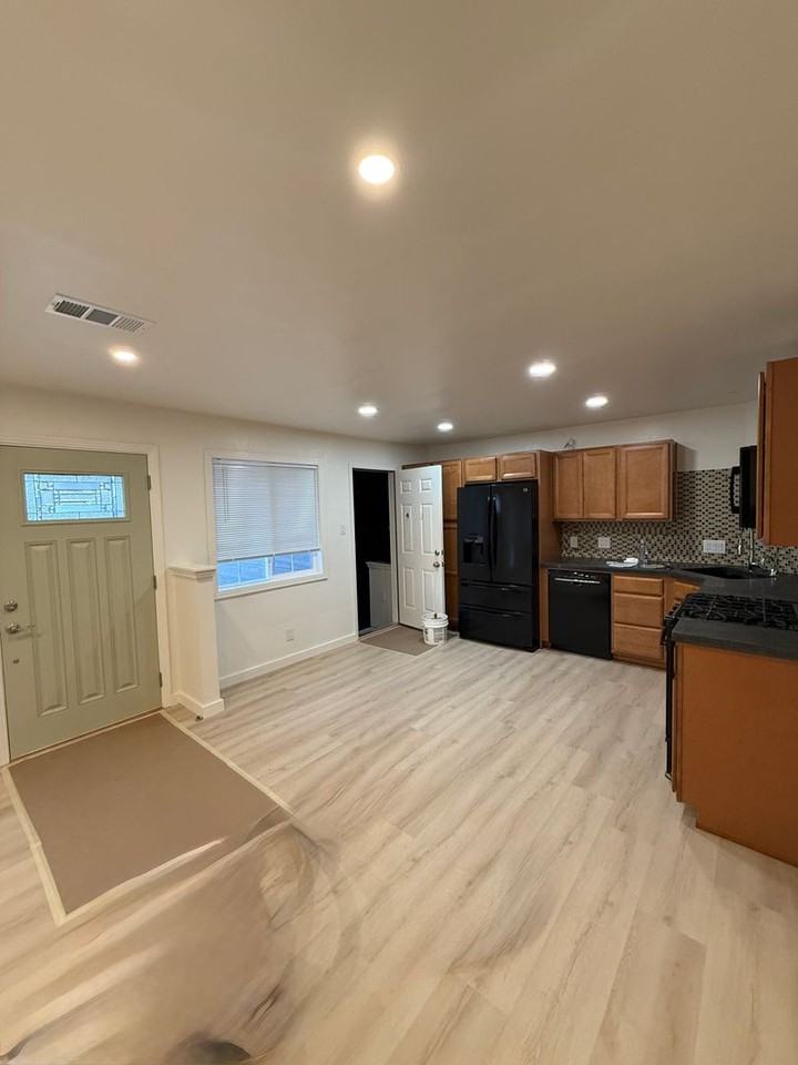 770 Topaz Dr - Photo 2 of 16