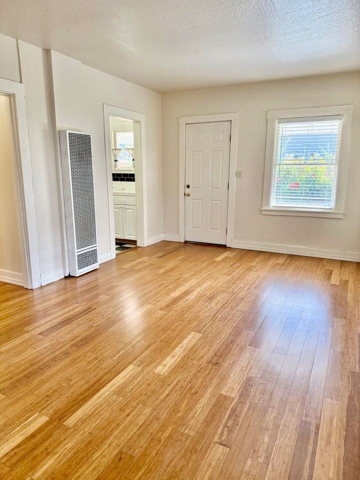 2219 1/2 D St - Photo 2 of 12