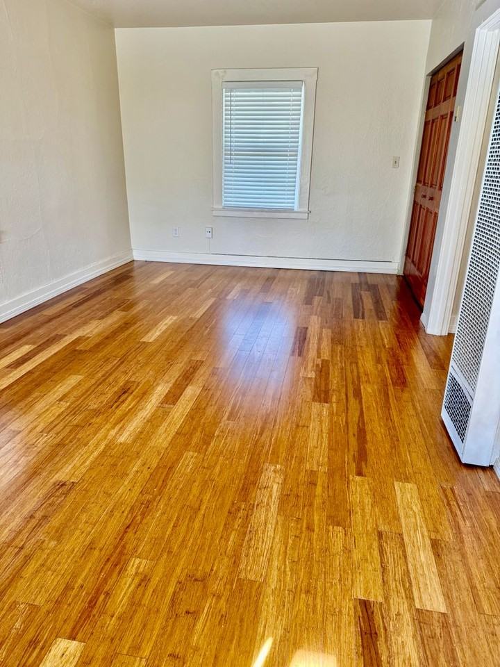 2219 1/2 D St - Photo 3 of 12