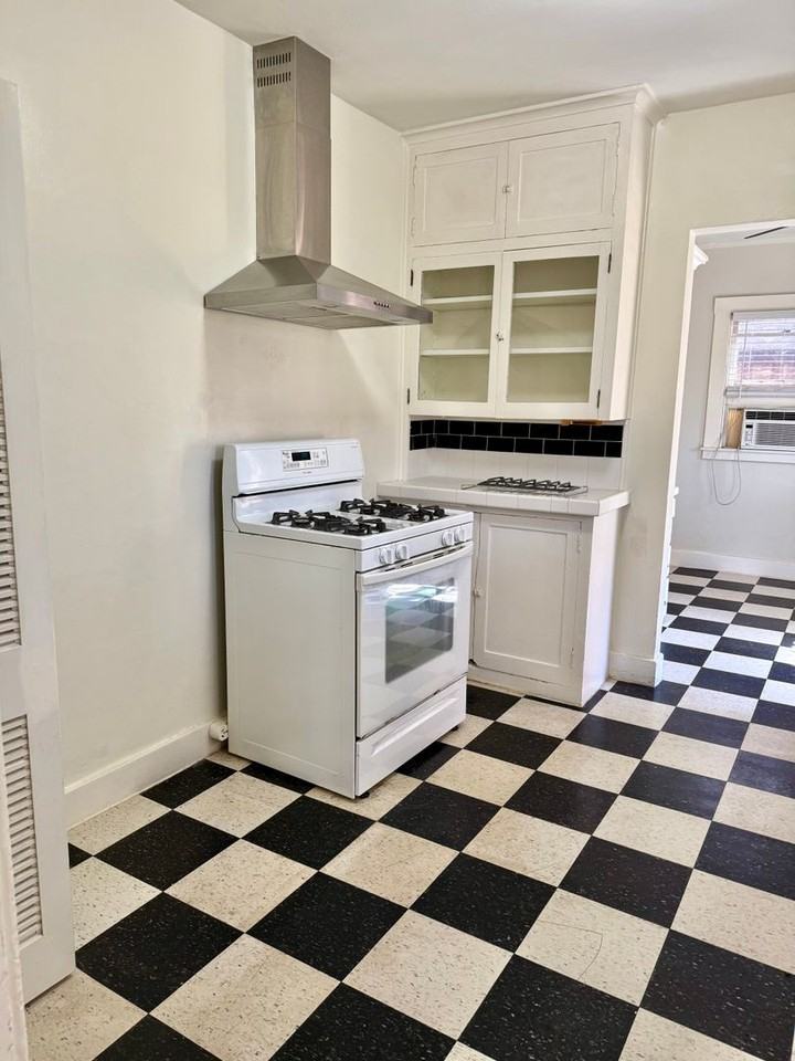 2219 1/2 D St - Photo 6 of 12