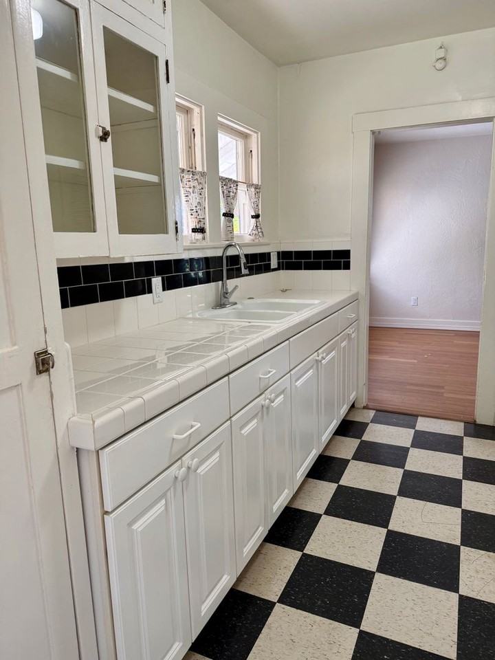 2219 1/2 D St - Photo 7 of 12