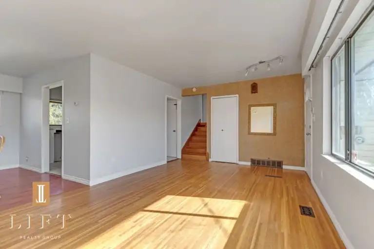 9460 Pinewell Cres #9460 - Photo 3 of 19