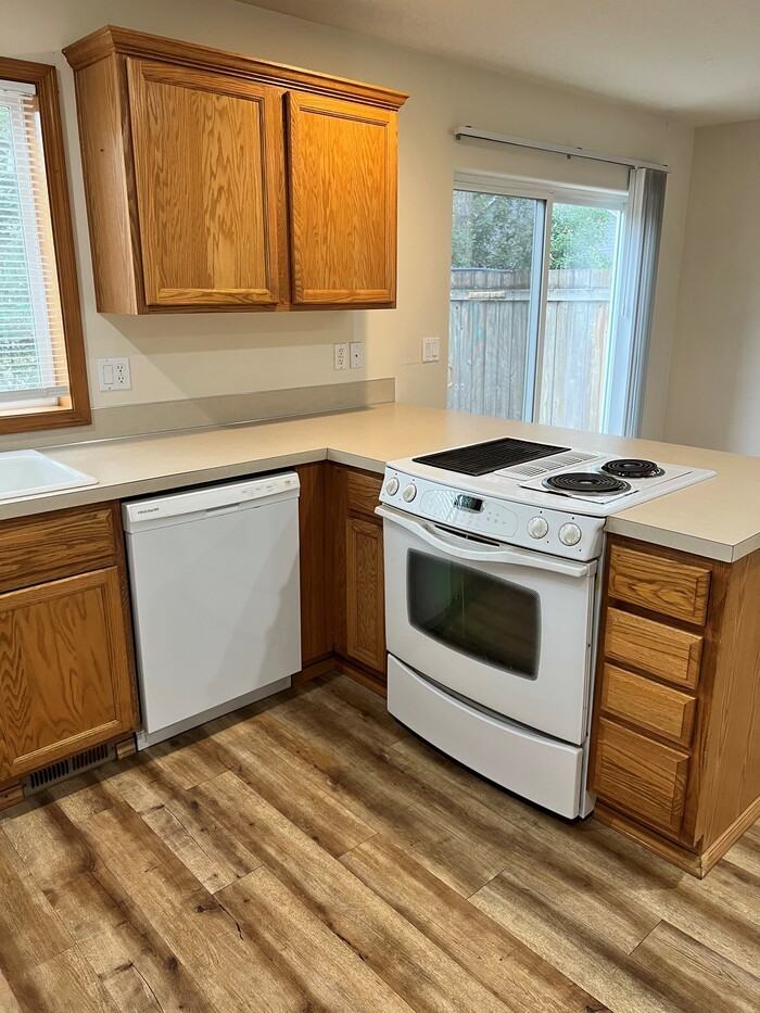 445 S Ivy St - Photo 2 of 15