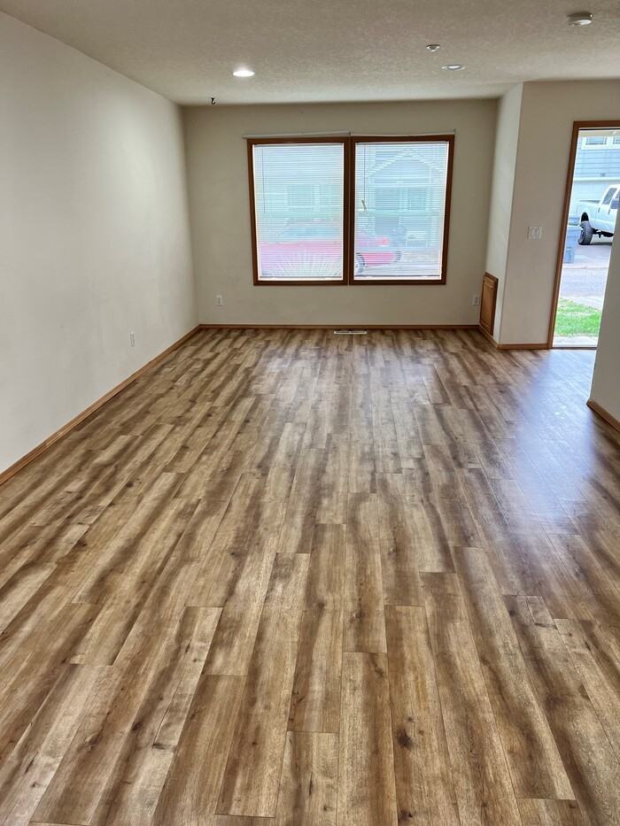 445 S Ivy St - Photo 5 of 15