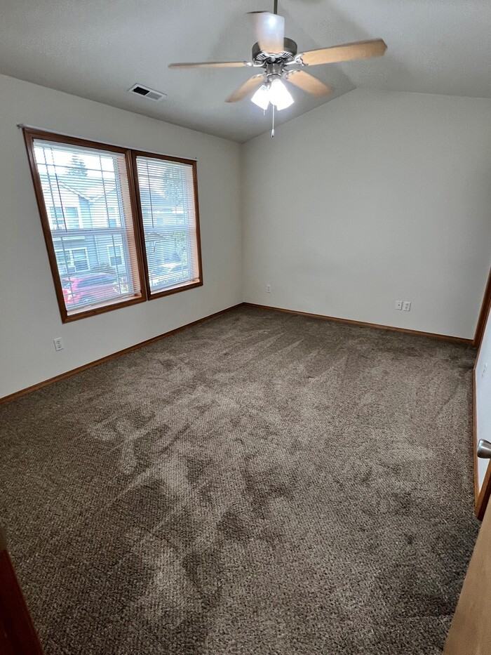 445 S Ivy St - Photo 6 of 15