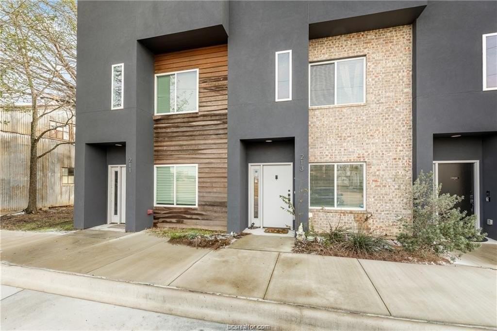 213 W 22nd St - Photo 2 of 14