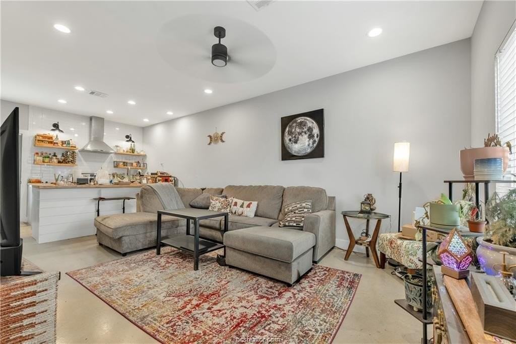 213 W 22nd St - Photo 3 of 14