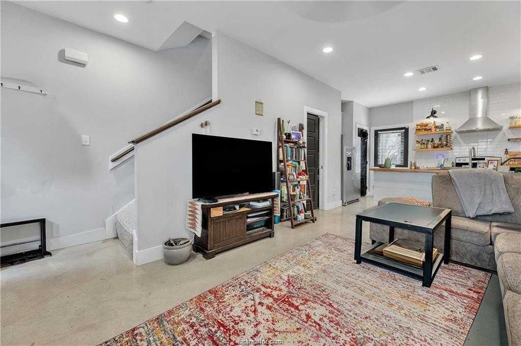 213 W 22nd St - Photo 4 of 14