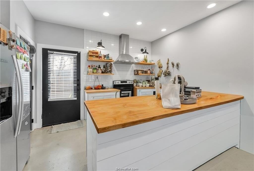 213 W 22nd St - Photo 6 of 14