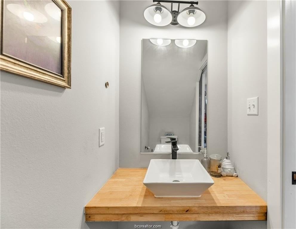 213 W 22nd St - Photo 7 of 14