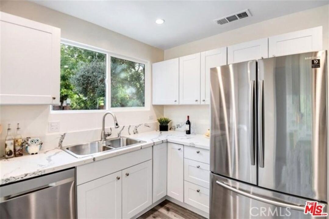 17902 Saticoy St - Photo 3 of 9