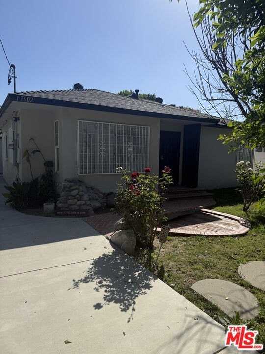 17902 Saticoy St - Photo 4 of 9