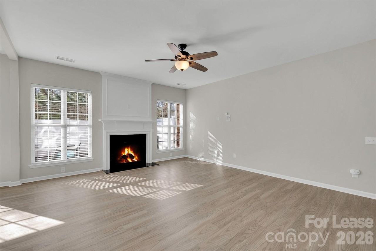 15544 Canmore St - Photo 3 of 27