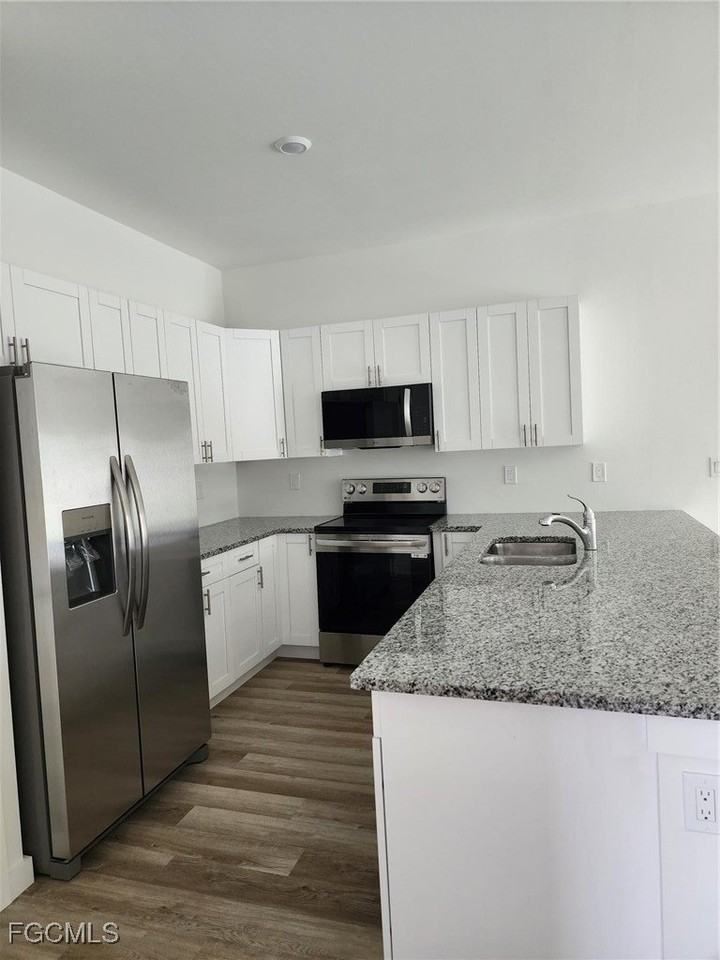 2431 Lola Ave - Photo 2 of 10