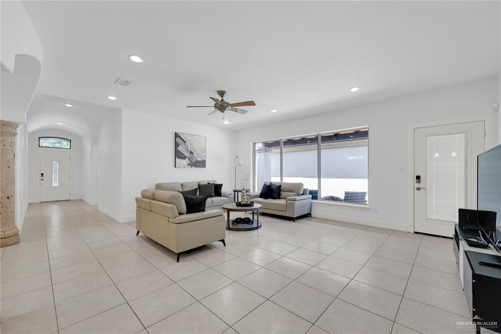 612 E Thornhill Ave - Photo 4 of 21