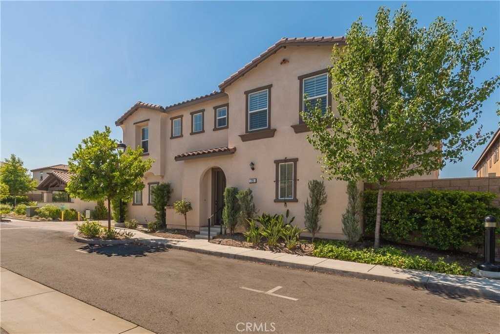 726 Huron Dr - Photo 2 of 29