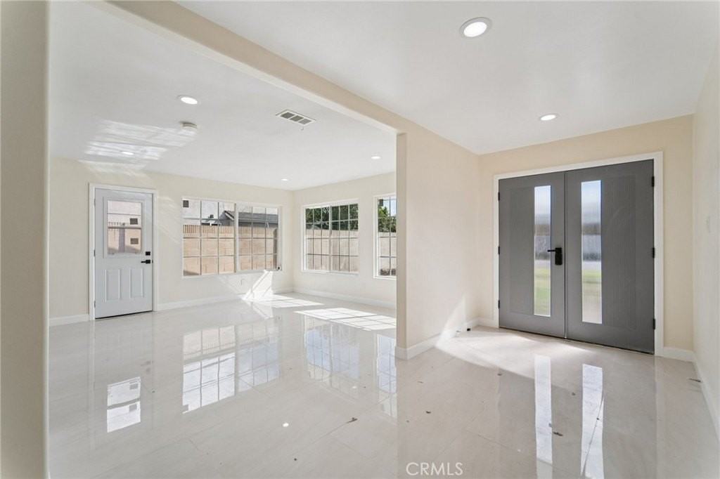 10121 Eagle Ave - Photo 5 of 38