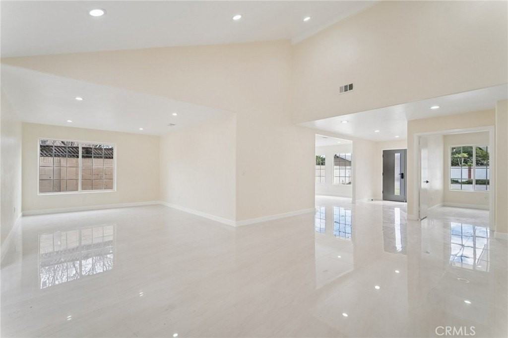 10121 Eagle Ave - Photo 6 of 38