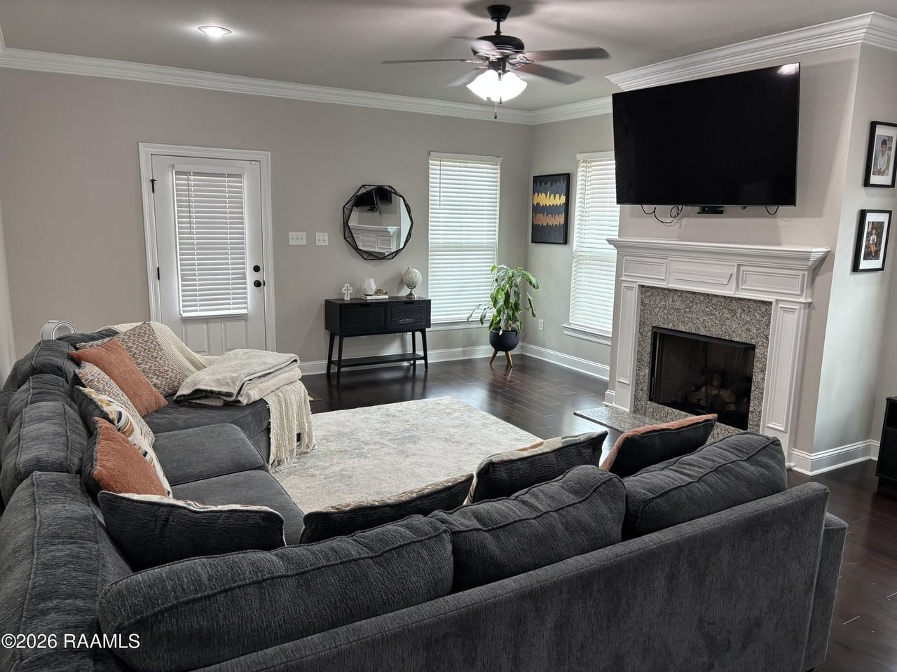 211 Hutton Ln - Photo 5 of 26