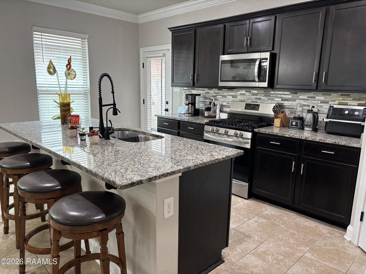 211 Hutton Ln - Photo 6 of 26