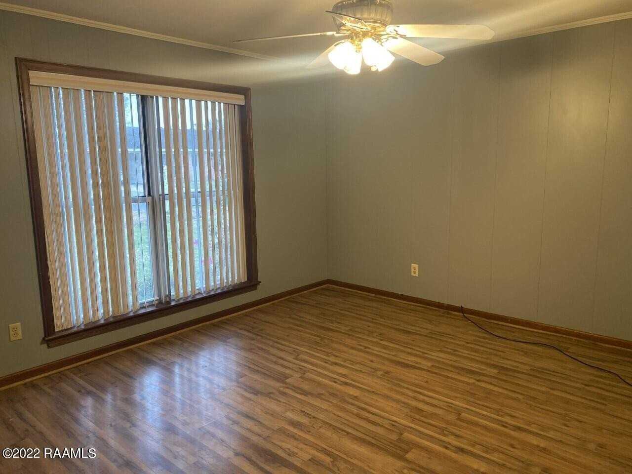 109 Yvonne St - Photo 4 of 11