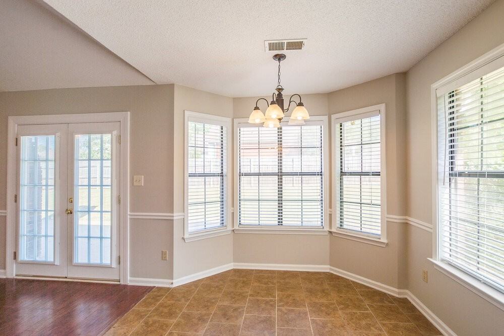 390 Cherry Tree Ln - Photo 4 of 15