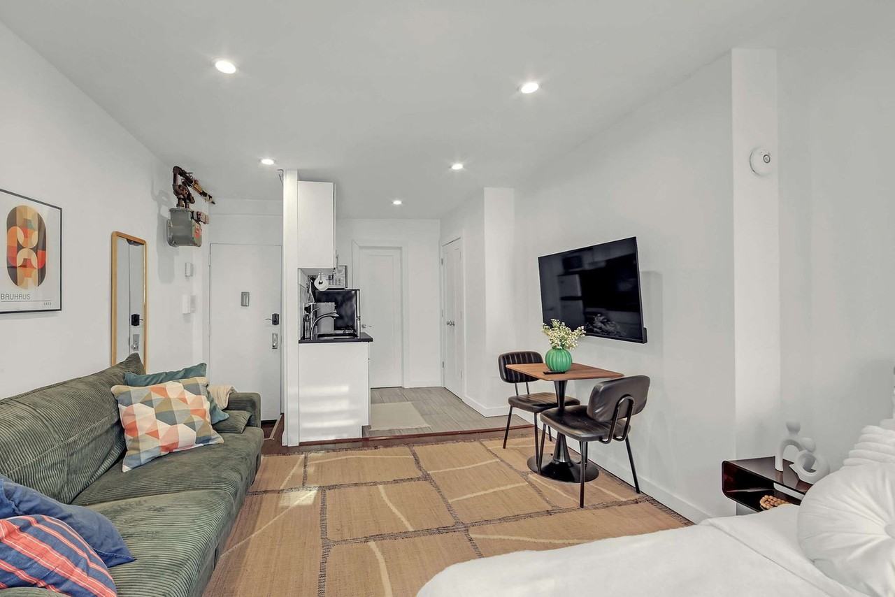 534 E 14th St #1497729P - Photo 2 of 13