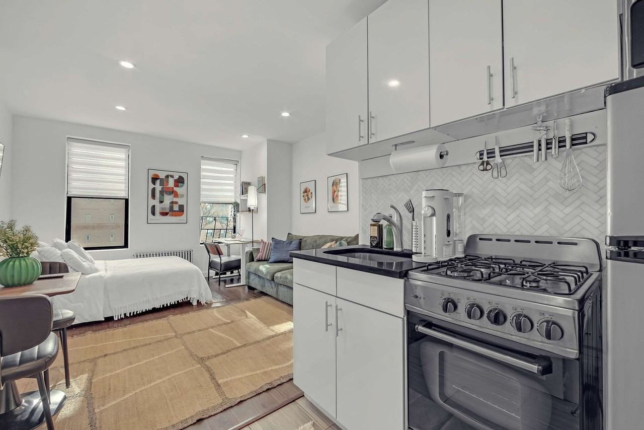 534 E 14th St #1497729P - Photo 7 of 13