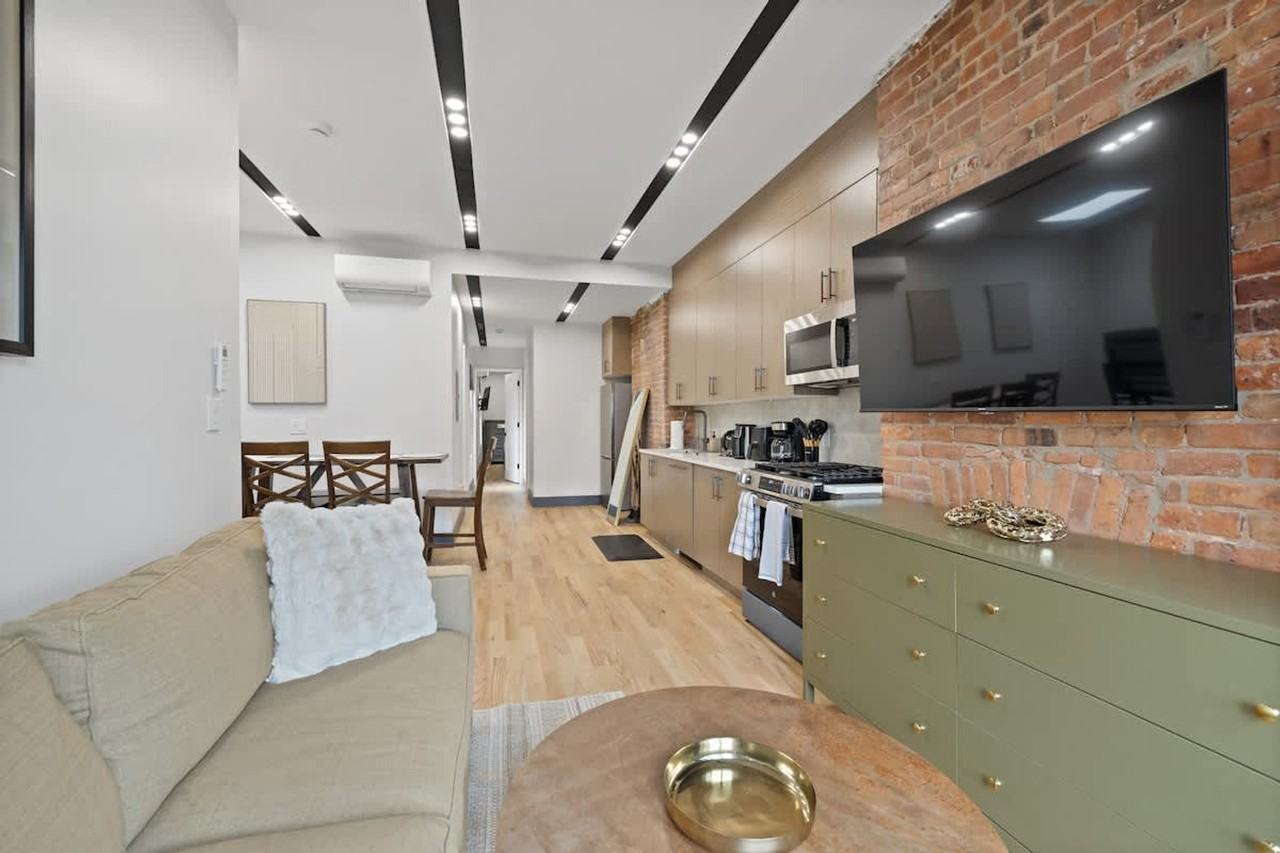 115 Franklin St #1470317P - Photo 2 of 32