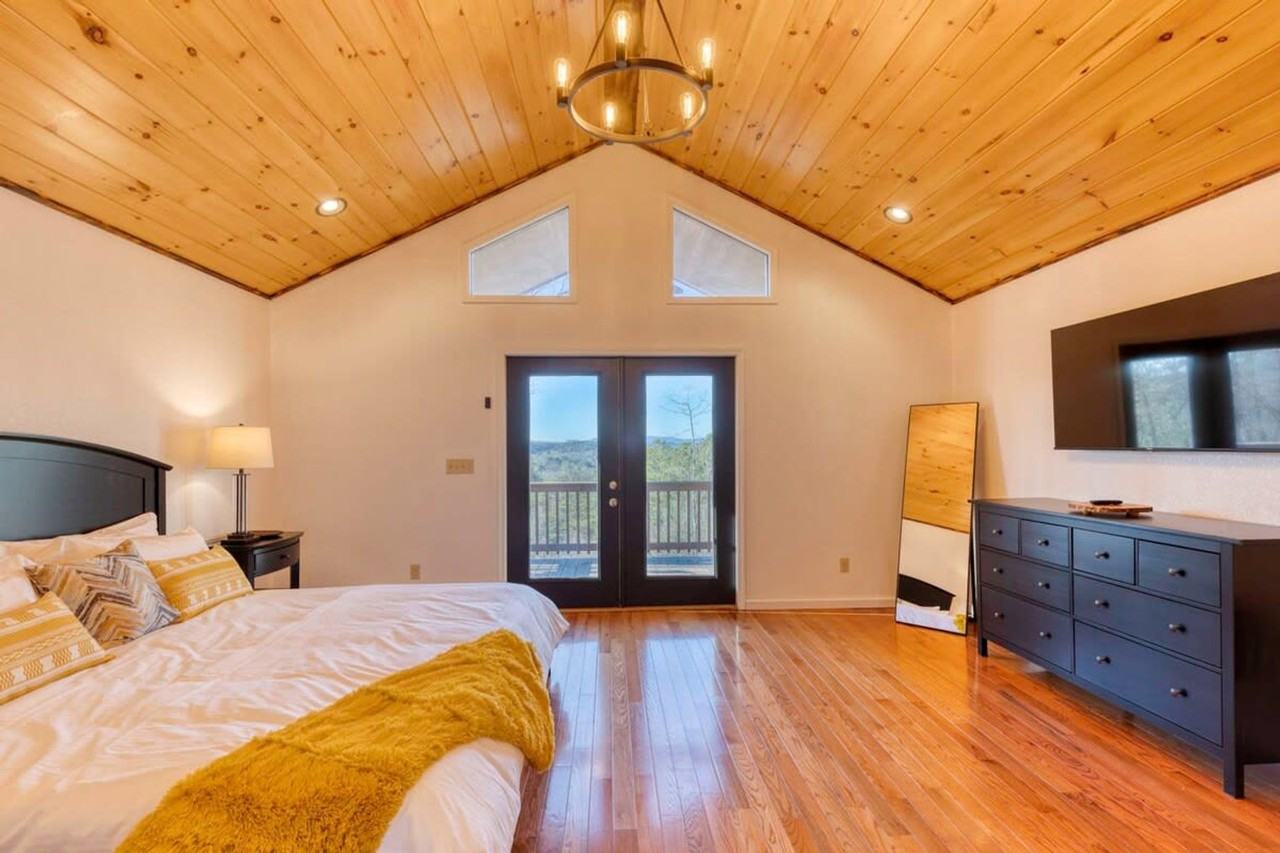 742 E Second St #1023097P - Photo 6 of 36