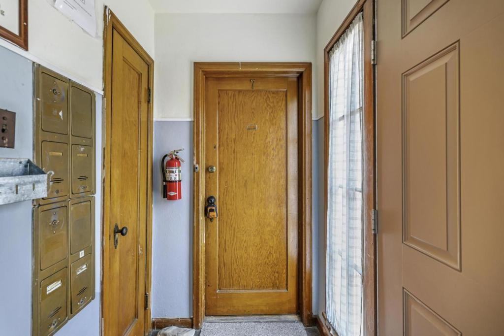 335 Gooding St N - Photo 2 of 22