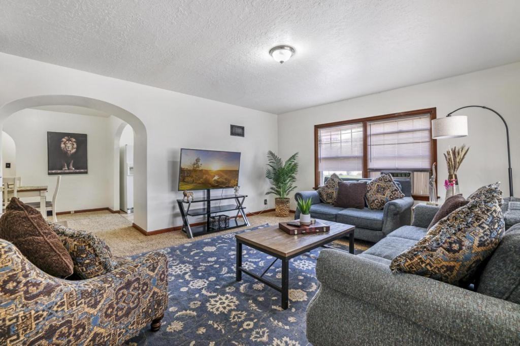 335 Gooding St N - Photo 3 of 22