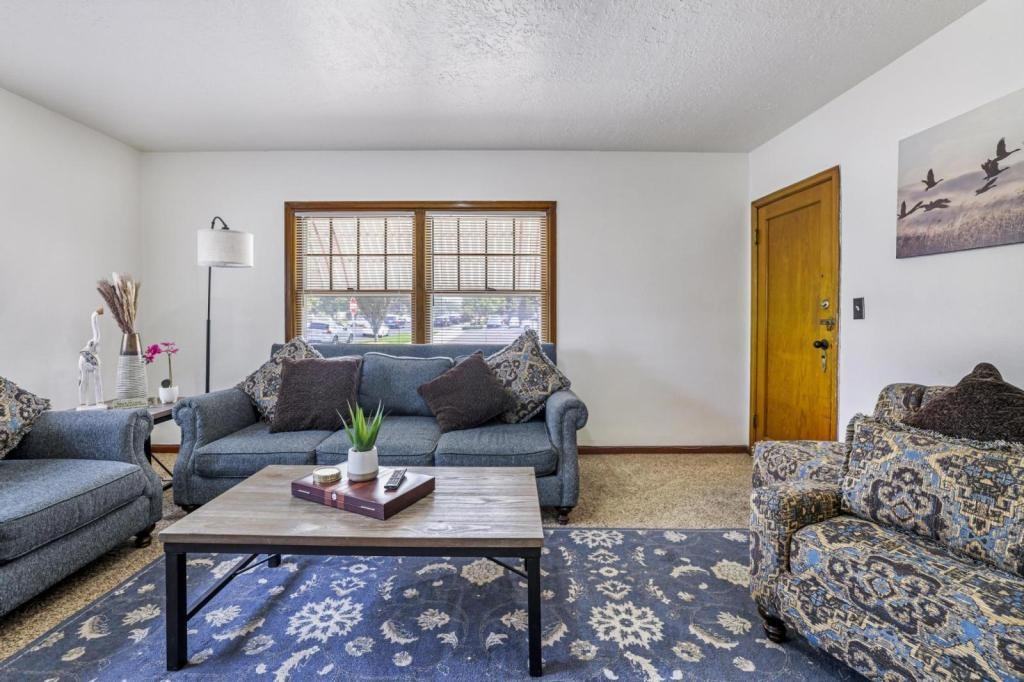 335 Gooding St N - Photo 6 of 22