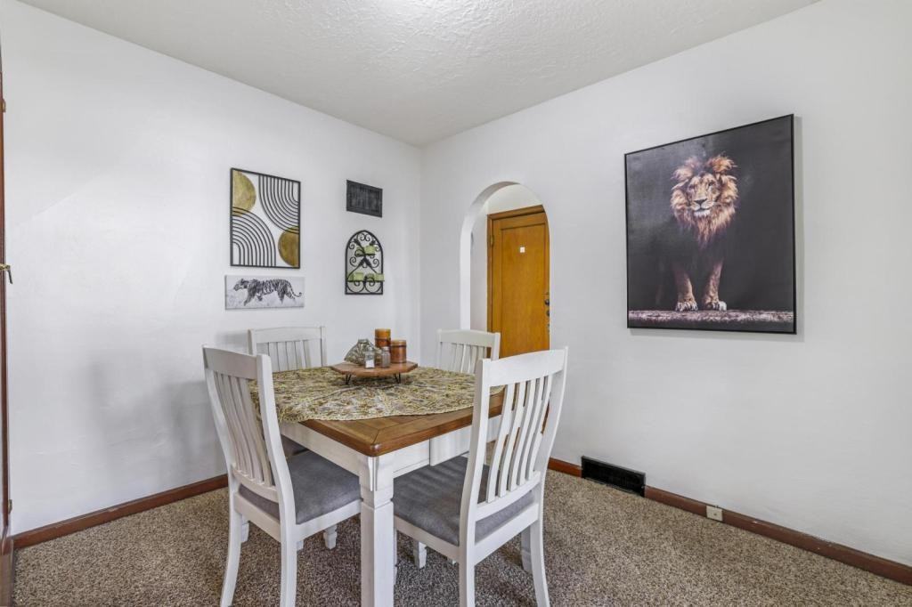 335 Gooding St N - Photo 7 of 22