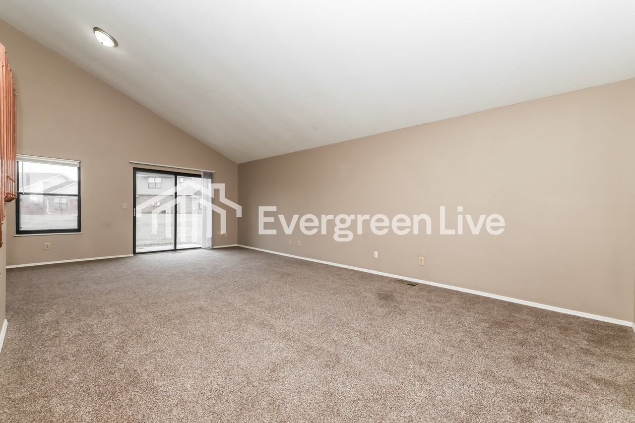 8678 Deer Chase Dr - Photo 4 of 15