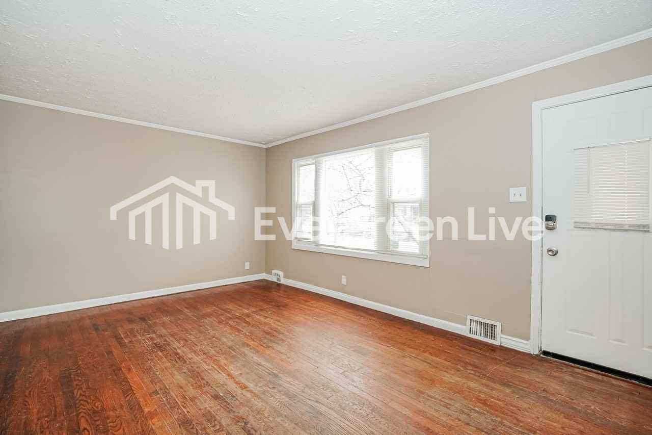 1379 Duxberry Ave - Photo 4 of 15