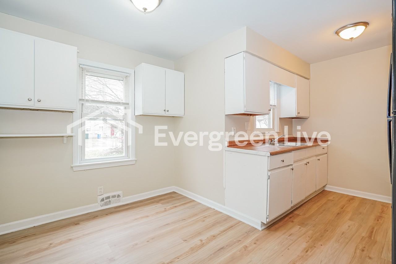 1379 Duxberry Ave - Photo 5 of 15