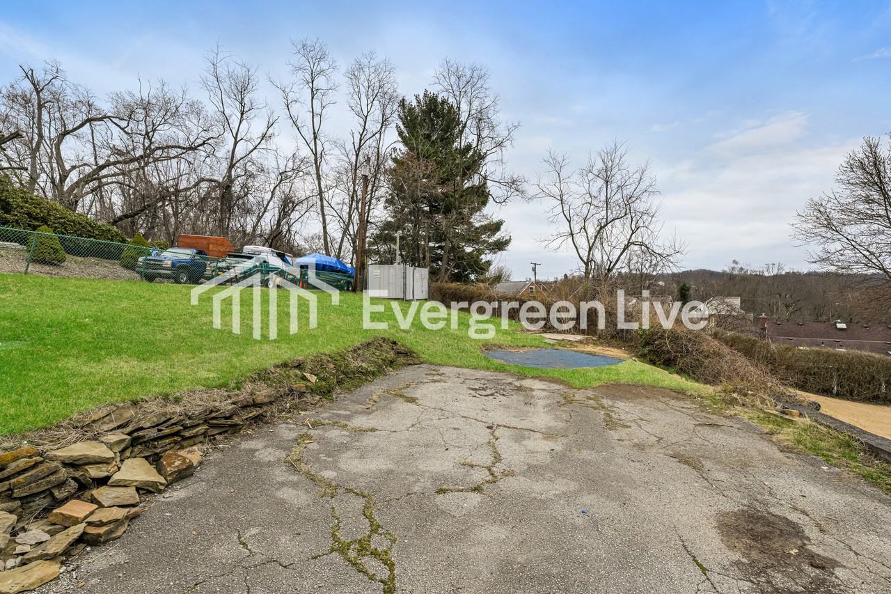 712 Lynda Ln - Photo 2 of 15