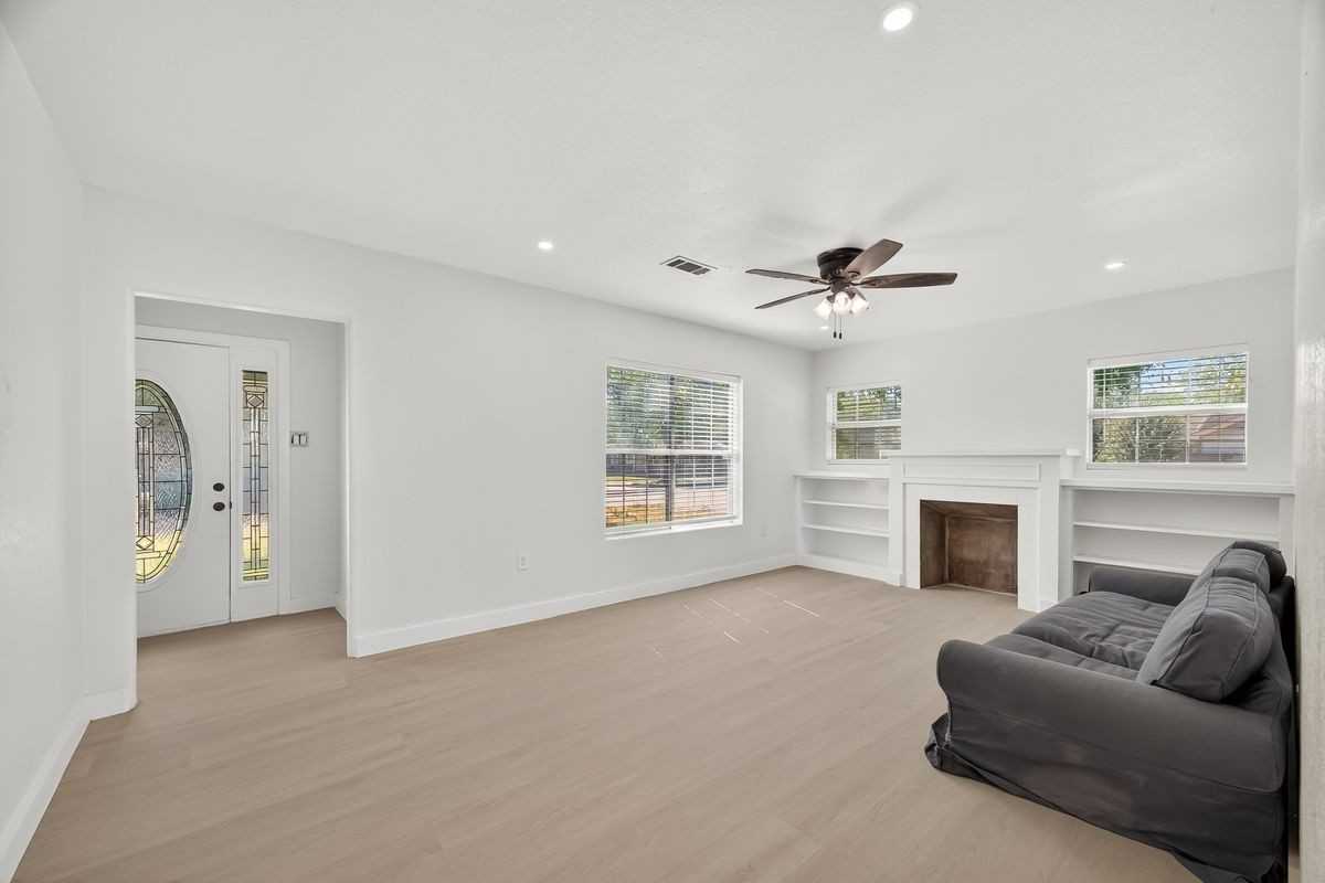 501 Live Oak St - Photo 2 of 3