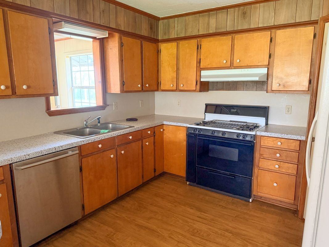 1710 Lewis St - Photo 4 of 12