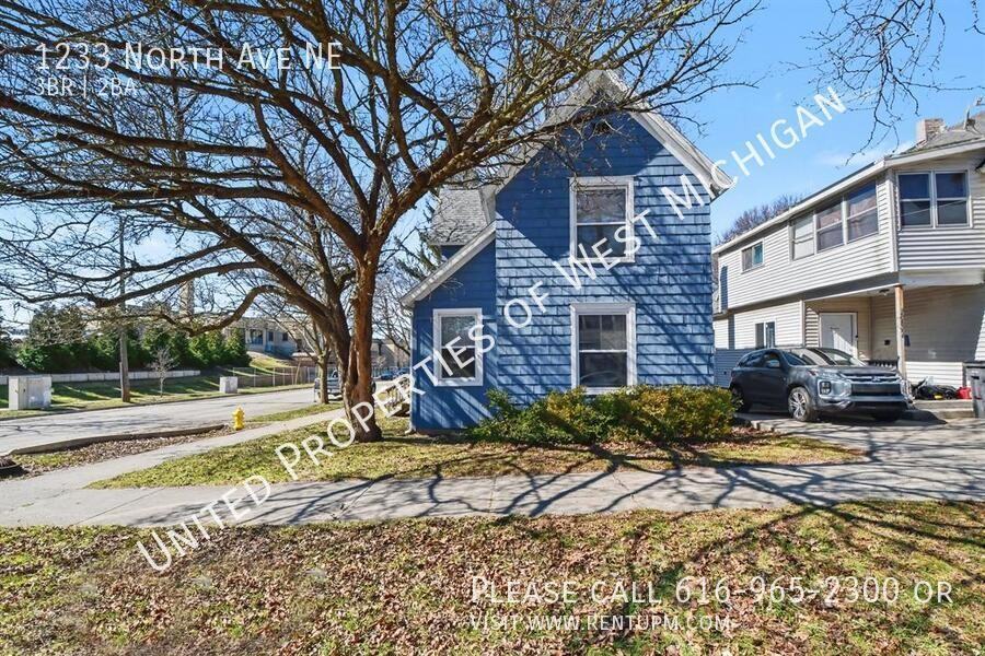 1233 North Ave Ne - Photo 3 of 21