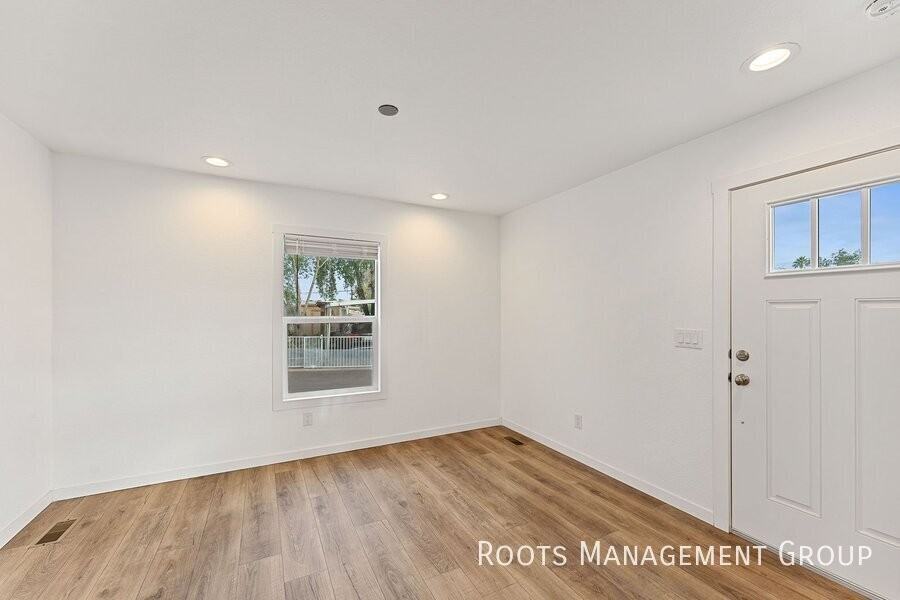 6231 N 59th Ave #9 - Photo 5 of 19