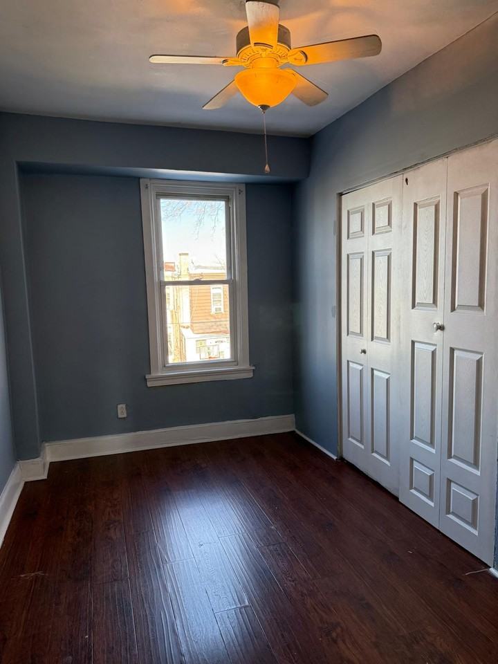 6147 Sansom St - Photo 6 of 8