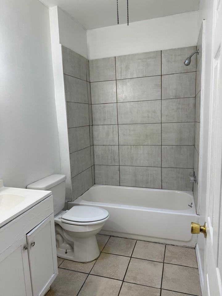 6147 Sansom St - Photo 7 of 8