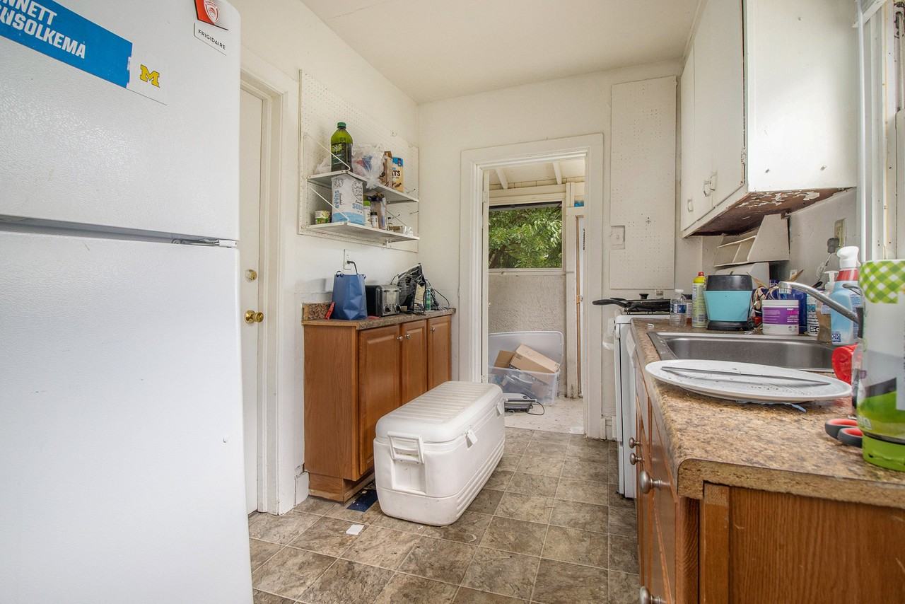 927 S Division St - Photo 4 of 21